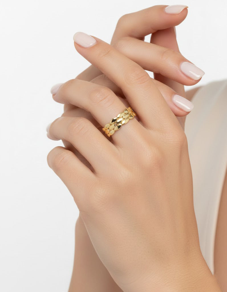 خاتم ذهبي اللون