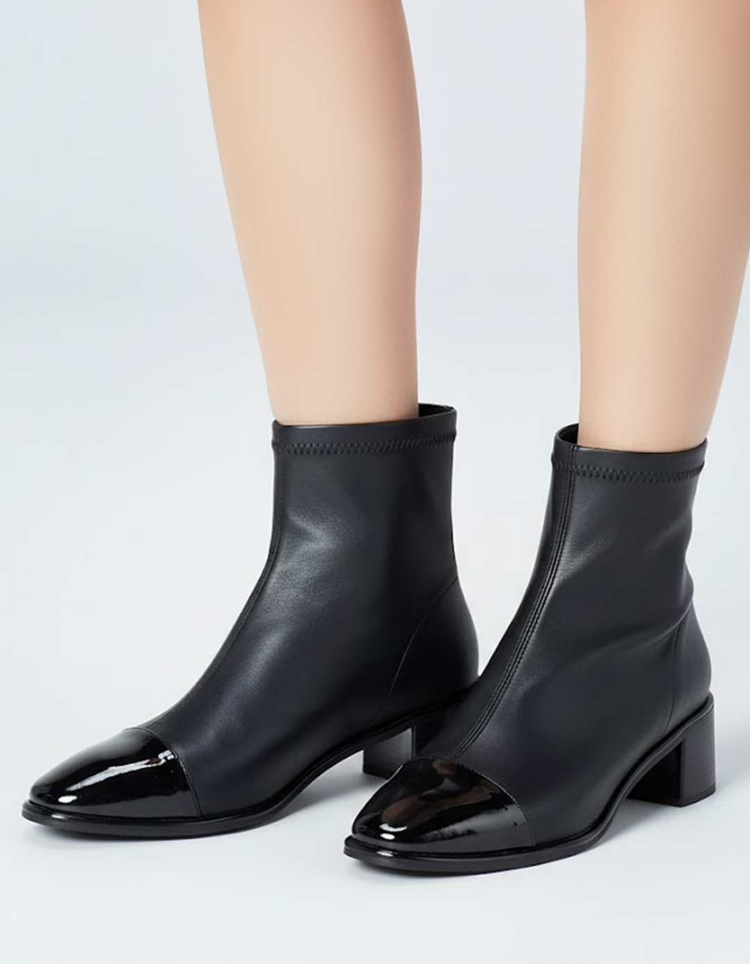 حذاء ذو مقدمة سوداء لامعة وكعب مربع