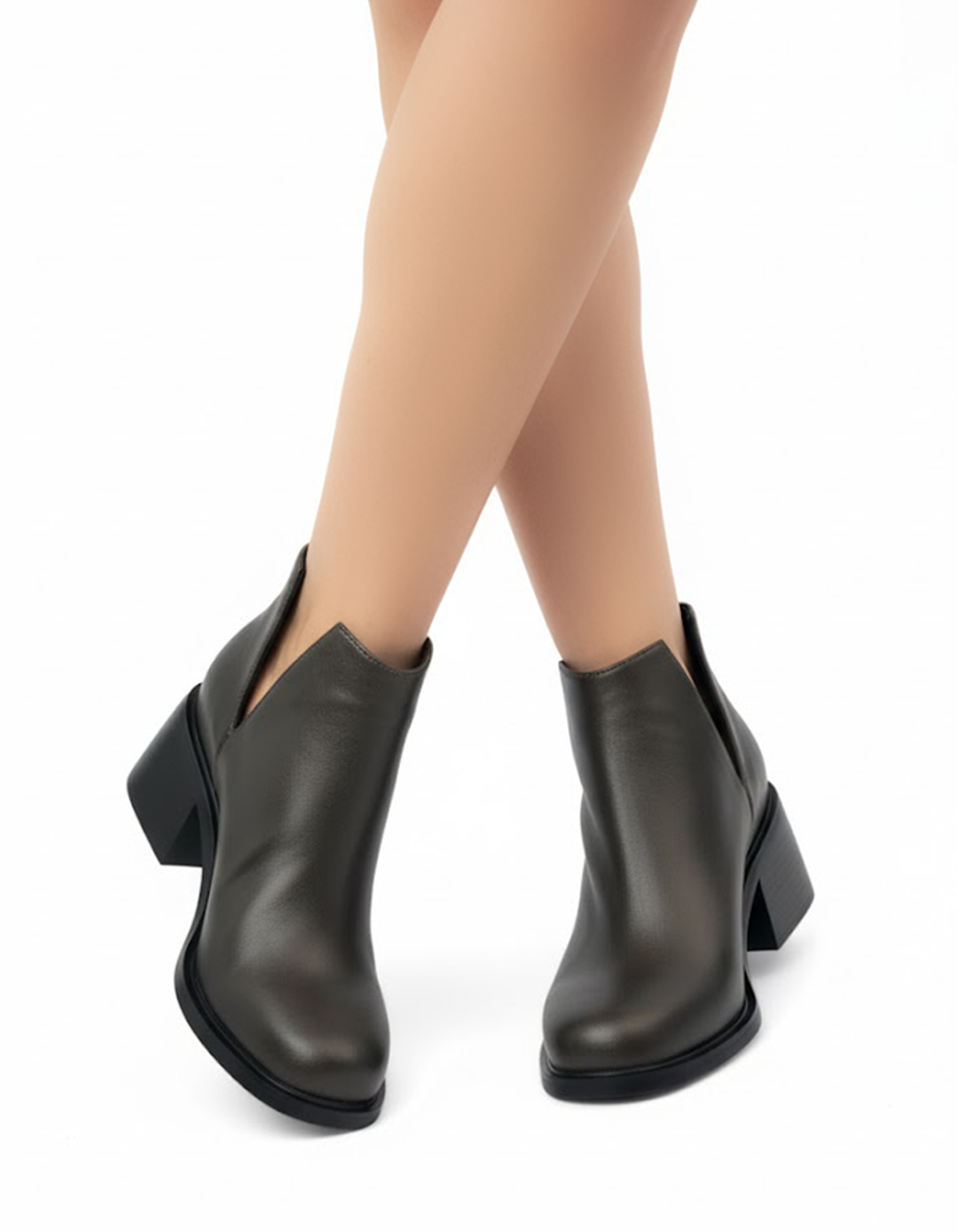 حذاء كلاسيكي قصير من الجلد مع فتحة جانبية على شكل حرف V