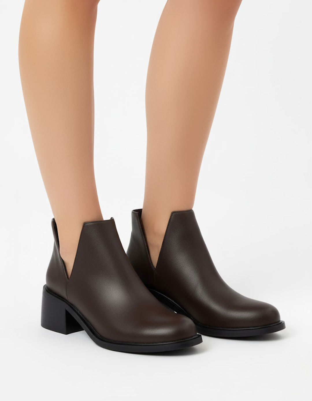 حذاء كلاسيكي قصير من الجلد مع فتحة جانبية على شكل حرف V