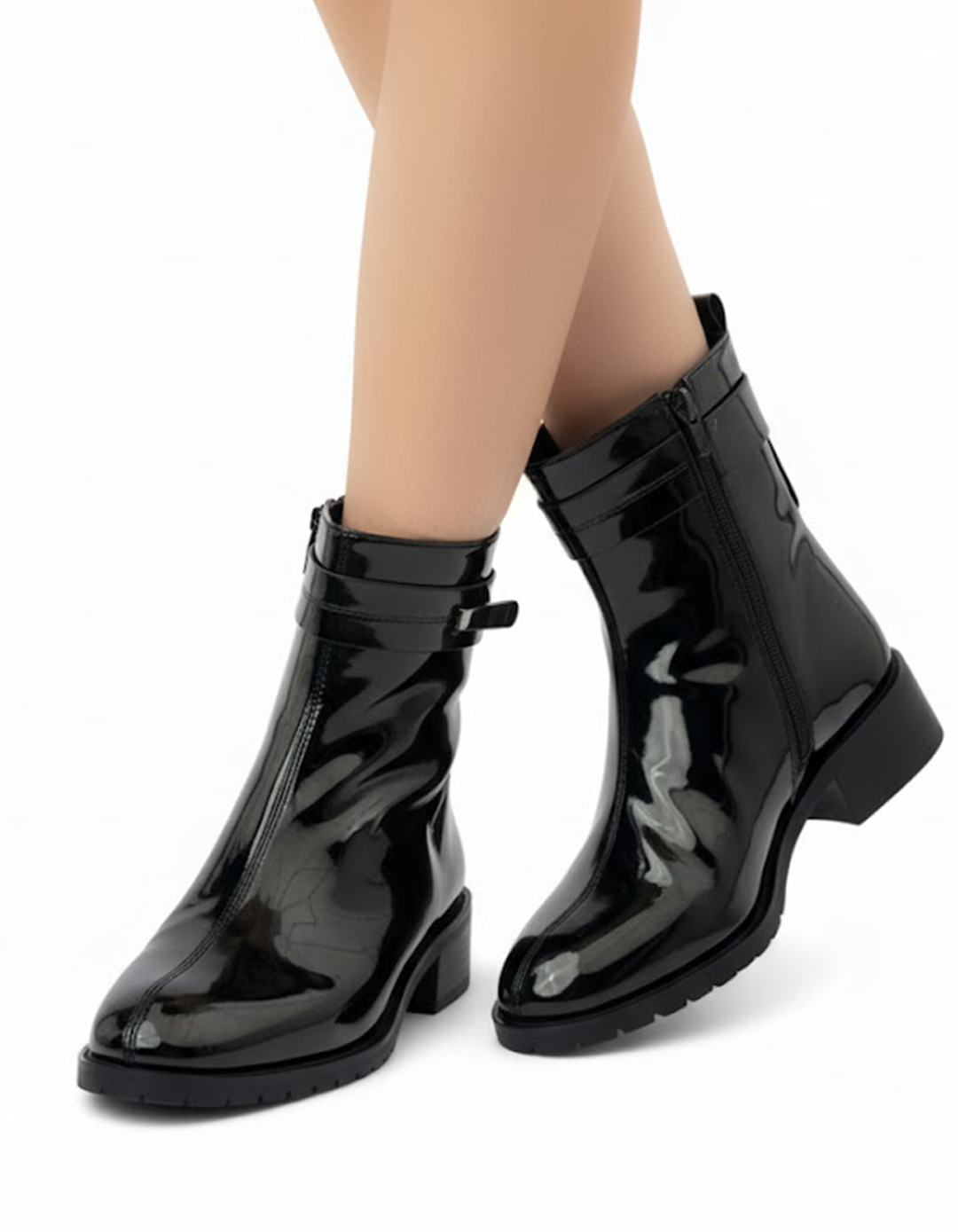 حذاء من الجلد اللامع مزود بإبزيم جانبي وكعب مسطح