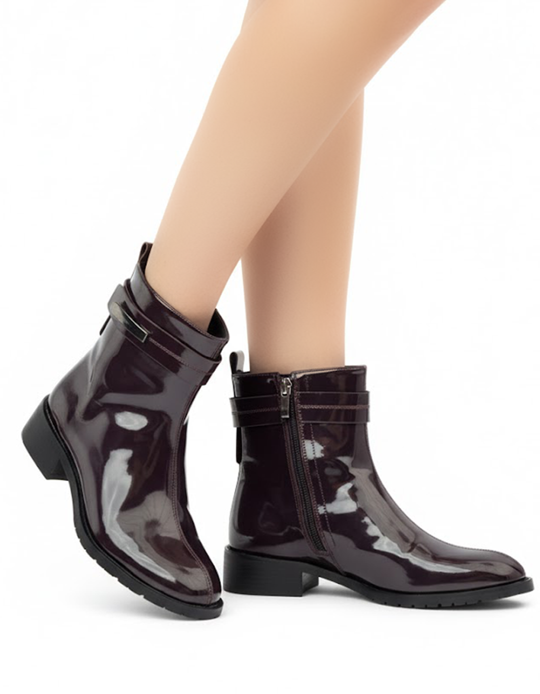 حذاء من الجلد اللامع مزود بإبزيم جانبي وكعب مسطح