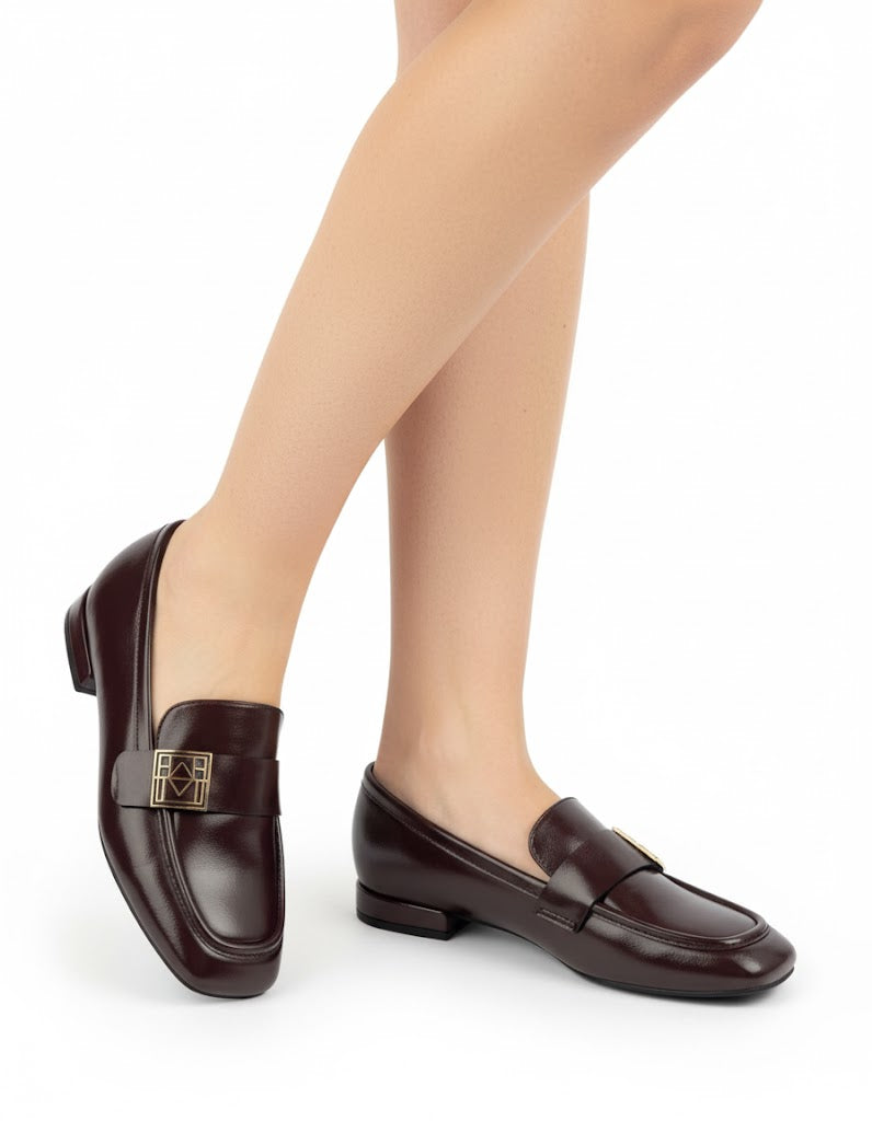 لوفر جلد ذو تفاصيل معدنية