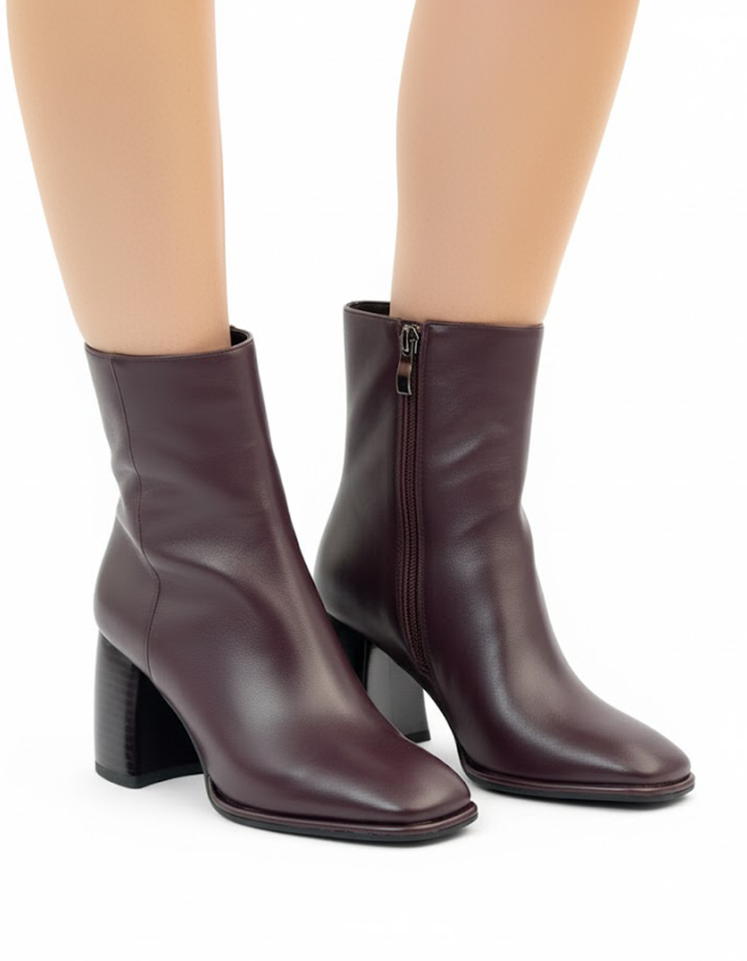 حذاء ذو مقدمة مربعة وكعب خشبي عريض