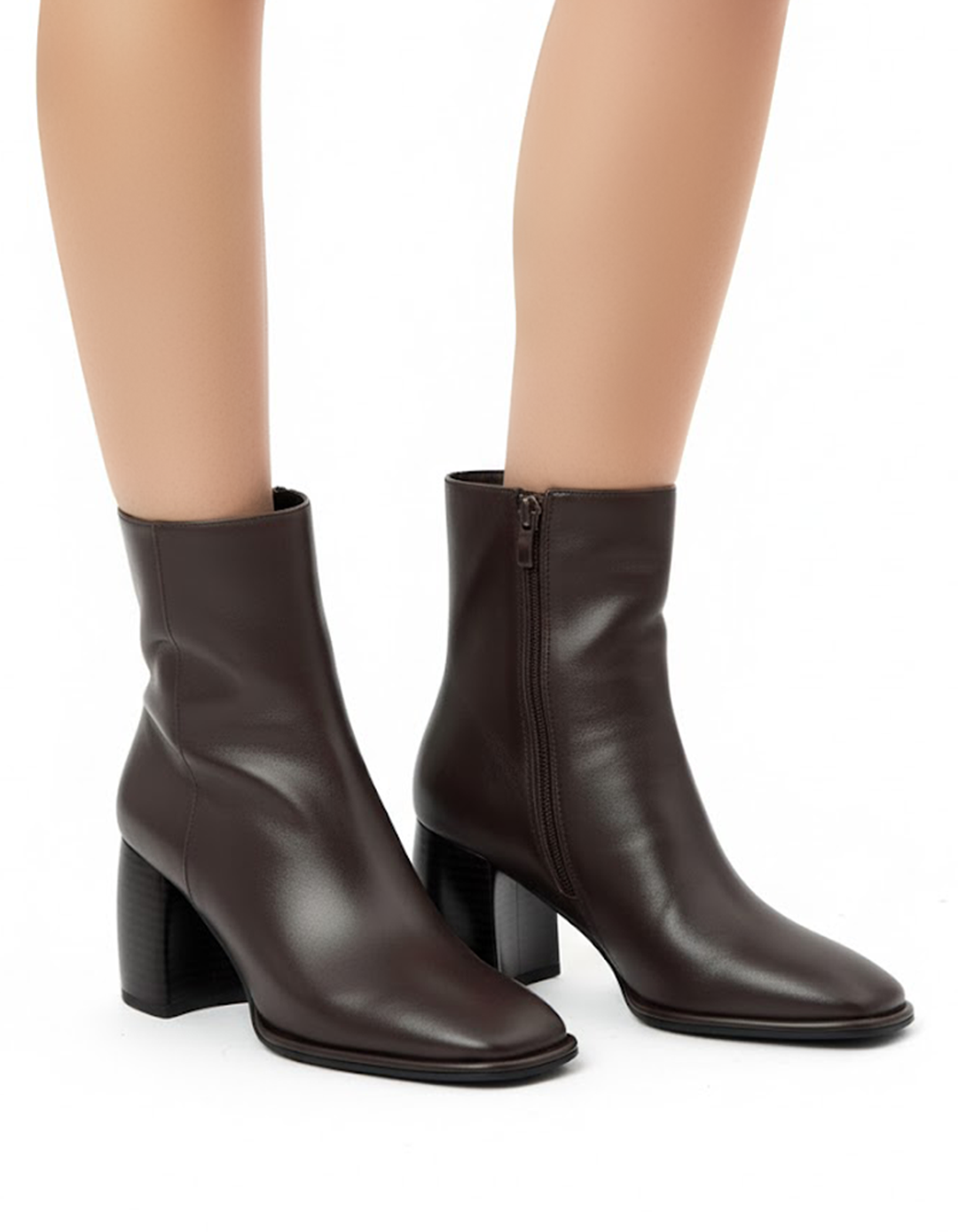 حذاء ذو مقدمة مربعة وكعب خشبي عريض