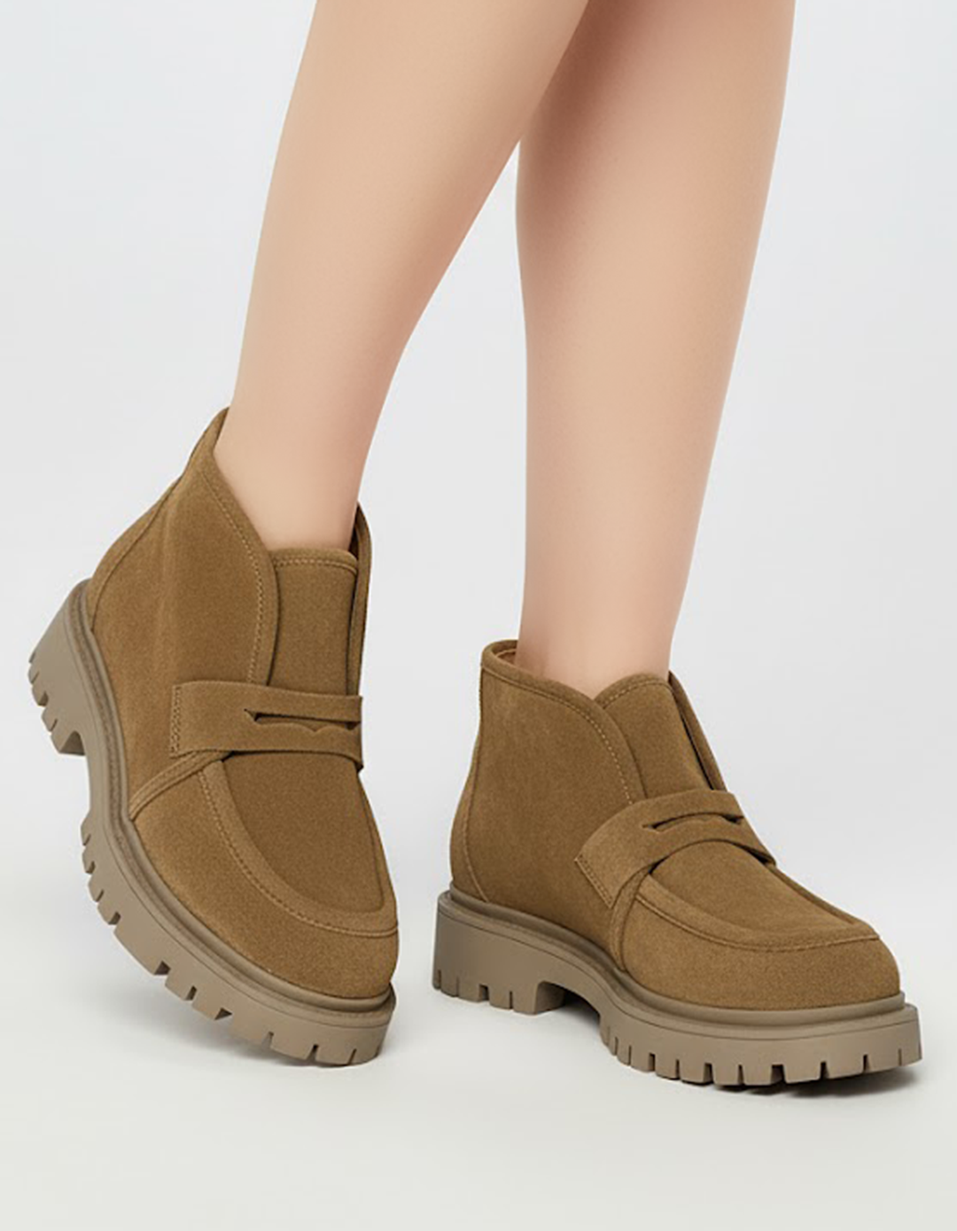 حذاء من جلد الغزال بنعل سميك